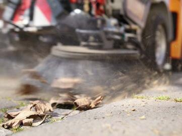 Effizientes Kehren und Straßenerhaltung mit der Hako Citymaster 1650 Kompaktkehrmaschine von Stangl