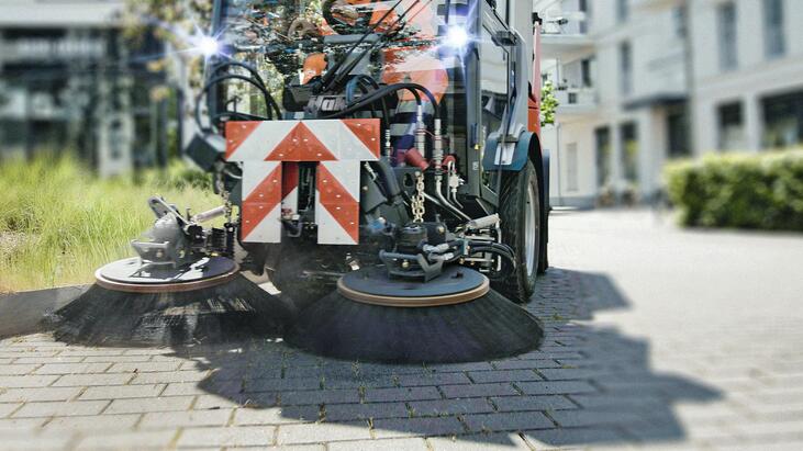 Straßen kehren mit Kompaktkehrmaschinen Hako Citymaster von Stangl