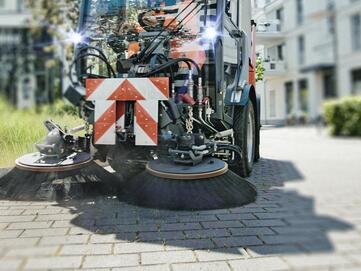 Straßen kehren mit Kompaktkehrmaschinen Hako Citymaster von Stangl
