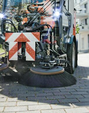 Straßen kehren mit Kompaktkehrmaschinen Hako Citymaster von Stangl