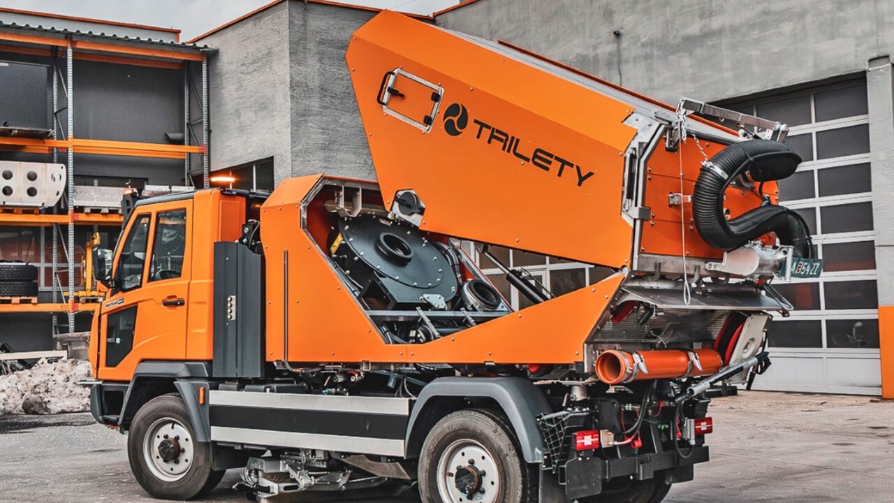 Geräteträger Kommunalmaschine Multicar M41 von Stangl mit Trilety Kehrmaschine 