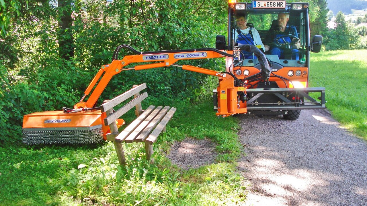 Auslegemäher von Fiedler beim Mähen einer Böschung, auf Multicar Geräteträger von Stangl
