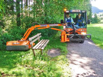 Auslegemäher von Fiedler beim Mähen einer Böschung, auf Multicar Geräteträger von Stangl