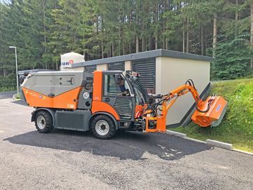 Böschungen und Straßenbankette Mähen mit Multicar und Auslegemäher von Fiedler, bei Stangl Kommunaltechnik
