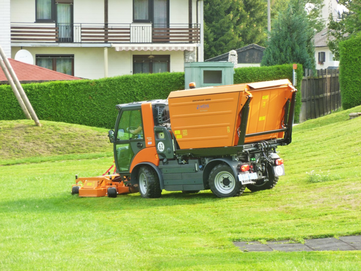 Grünflächen mähen mit Multicar Geräteträger von Stangl