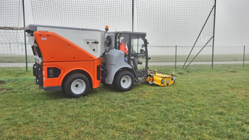 Grünflächen Mähen und Mulchen mit Absaugung auf Hako Citymaster 1650 von Stangl