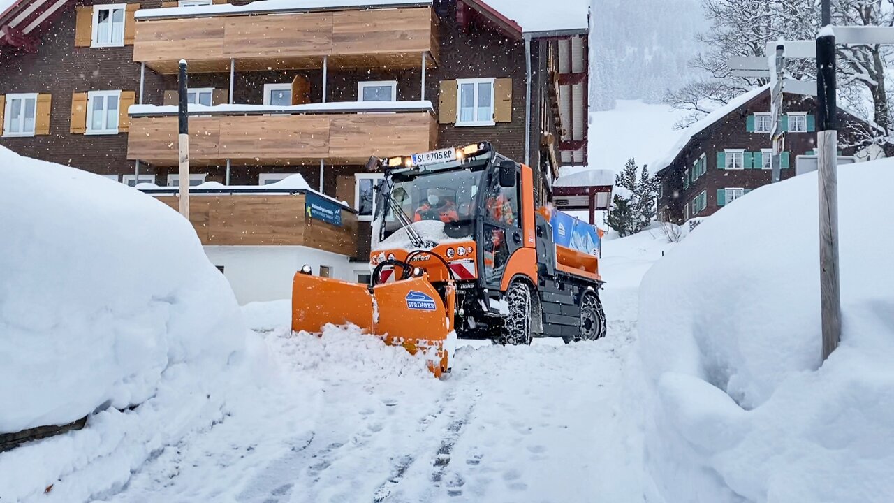 Winterdienst mit Multicar M29 und Technik von Springer Kommunal Winterdiensttechnik, bei Stangl