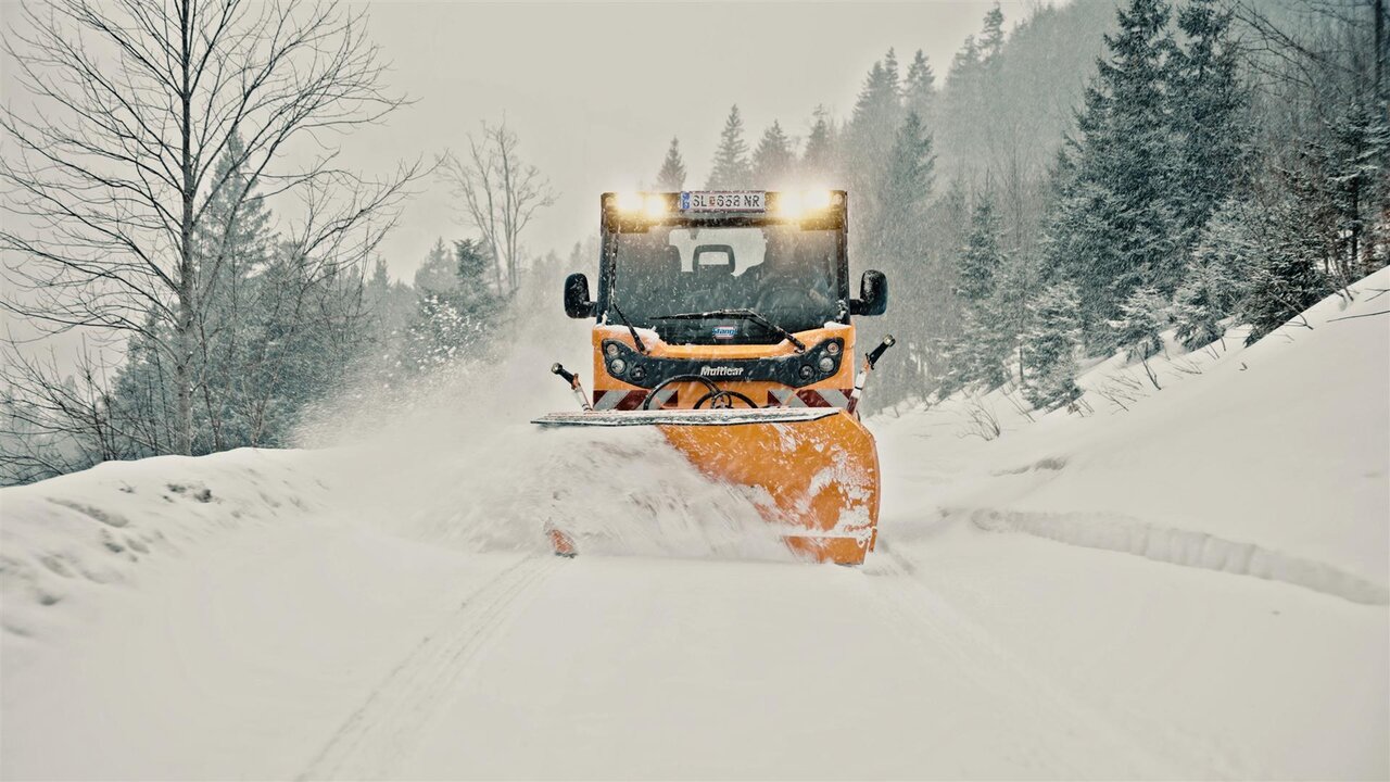 Winterdiensttechnik mit Multicar von Stangl, wie Schneeräumung, Streudienst und Schneefräsen