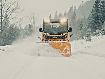 Winterdiensttechnik mit Multicar von Stangl, wie Schneeräumung, Streudienst und Schneefräsen
