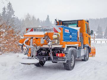 Winterdiensttechnik mit Multicar von Stangl, wie Schneeräumung, Streudienst und Schneefräsen