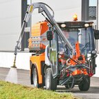 Gießen und Bewässern mit Kommunalmaschine von Stangl Hako Citymaster mit Gießarm