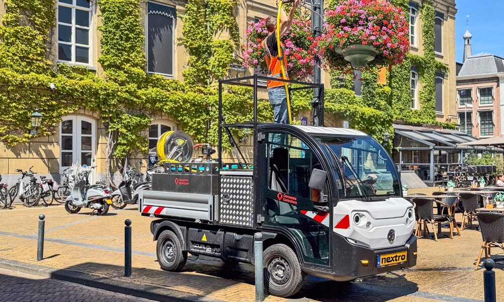 Gießen und Bewässern in der Innenstadt und Gemeinde, mit dem emissionsfreien Elektrotransporter Goupil G4 von Stangl 