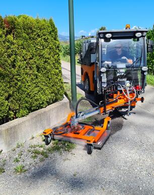 Unkraut bekämpfen mit Keckex auf Hako Citymaster von Stangl