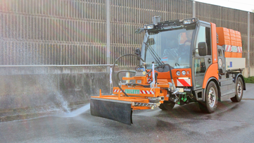 Straßenwäsche mit Multicar M29 und Trilety-Schwemmbalken, von Stangl