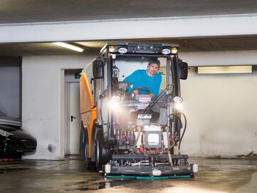 Parkgaragenreinigung und Reinigen von Tiefgaragen mit der Hako Citymaster 1650  von Stangl