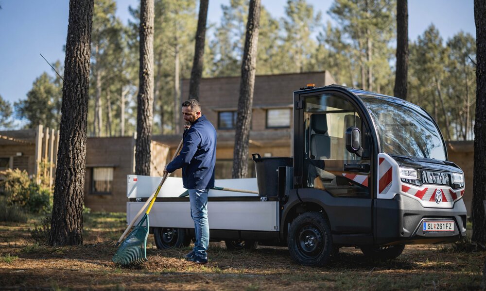 Effiziente Grünflächenreinigung mit dem Goupil G4+ Elektrotransporter von Stangl