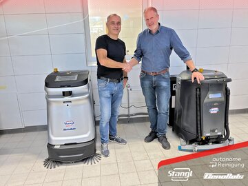 Martin Wienerroither übernimmt zwei neue Reinigungsroboter von Stangl, für die neue Zentrale in Moosburg