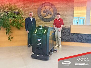 Geschäftsführer Helmut Lenz von Zaltech übernimmt den neuen 𝗥𝗲𝗶𝗻𝗶𝗴𝘂𝗻𝗴𝘀𝗿𝗼𝗯𝗼𝘁𝗲𝗿 CenoBots L50 von Stangl