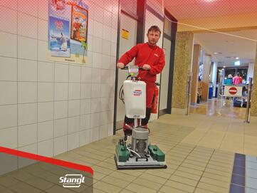 Eurotherme reinigt mit Exzenter-Reinigungsmaschine Oszilla von Stangl