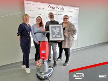 Kostemik-Anbieter Quality Life übernimmt neue Hako Bodenreinigungsmaschine von Stangl