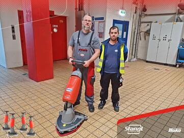 4 neue Hako Bodenreinigungsmaschinen von Stangl an das Team von Henkel in Wien übergeben