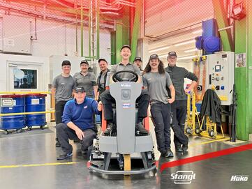 an das Team von Siemens Energy Austria GmbH in Weiz, konnte Stangl eine neue Hako Bodenreinigungsmaschine übergeben