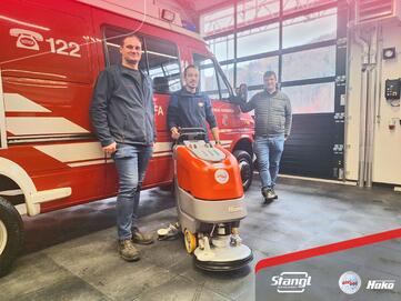 an die neu errichtete Zeugstätte der Freiwilligen Feuerwehr Elsbethen konnte Stangl eine neue Bodenreinigungsmaschine übergeben