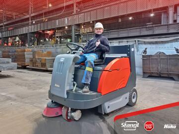 an die Abteilung Grobbleche in der Vöst in Linz, konnte Stangl reine neue Industriekehrmaschine mit Duststop Staubschutz übergeben