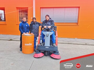 neue Kehrsaugmaschine von Stangl an Esarom an den Aromaspezialisten Esarom hat Stangl eine neue Hako Kehrmaschine vom Typ Sweepmaster 980 übergeben