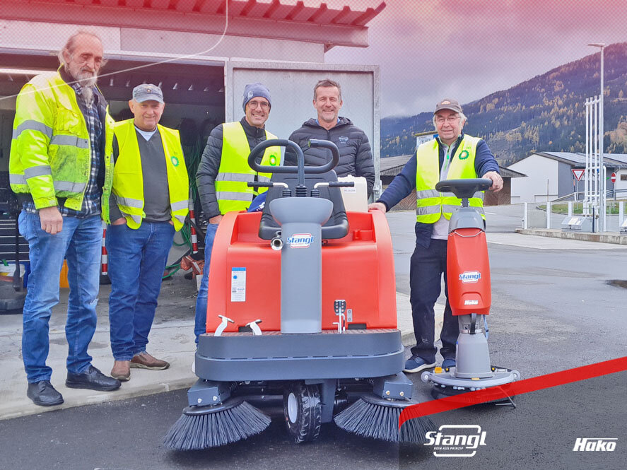 neue Kehrmaschine und Reinigungsmaschine von Stangl an das Team der BP Tankstelle in trieben übergeben
