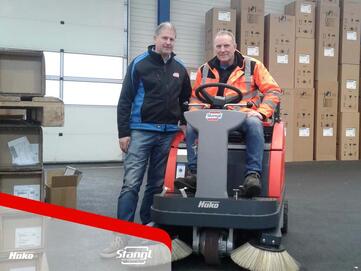 Stangl Außendienst übergibt in Lienz eine neue Aufsitz-Kehrmaschinen von Stangl mit Hochentleerung