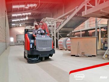 Hako Kehrsaugmaschine von Stangl im Einsatz im Ziegelwerk