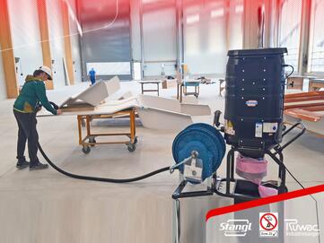 Frauscher Bootswerft erhält einen neuen neuer Ruwac Industriesauger für Zone 22 von Stangl mit LongoPac und Schlauchaufroller