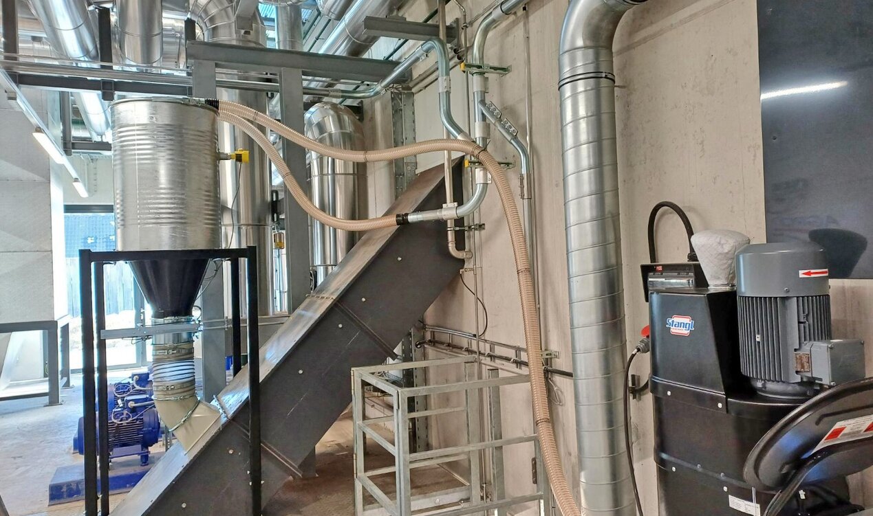 stationäre Absauganlage von Stangl saugt in 300 Liter Vorabscheider