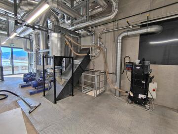 Ruwac Industriesauger im Heizwerk installiert für staionäre Absaugung und mobilen Industriesaugereinsatz