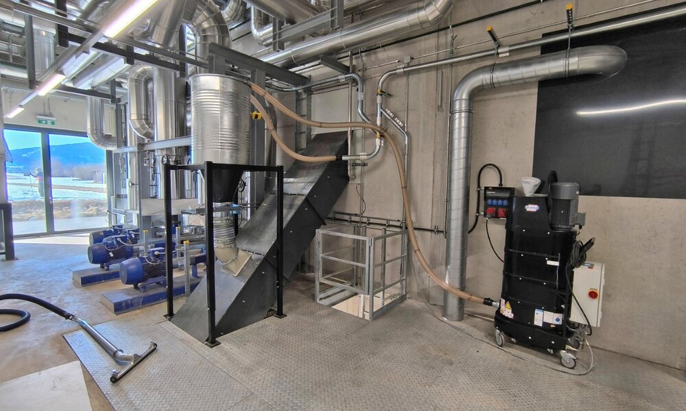 Ruwac Industriesauger im Heizwerk installiert für staionäre Absaugung und mobilen Industriesaugereinsatz