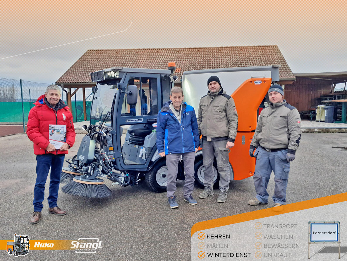 Bürgermeister Erwin Kasper von der Marktgemeinde Pernersdorf übernimmt die neue Hako Kommunalmaschine zum Kehren und für den Winterdienst von Stangl