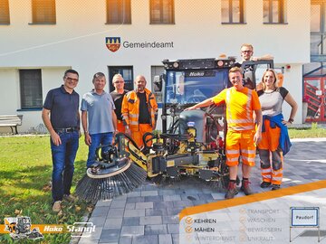 Bürgermeister Martin Rennhofer, von der Marktgemeinde Paudorf, übernimmt den neuen Geräteträger Citymaster 1650 von Stangl Kommunal. Die neue Kommunalmaschine wird zum Mähen sowie zum Kehren eingesetzt. 