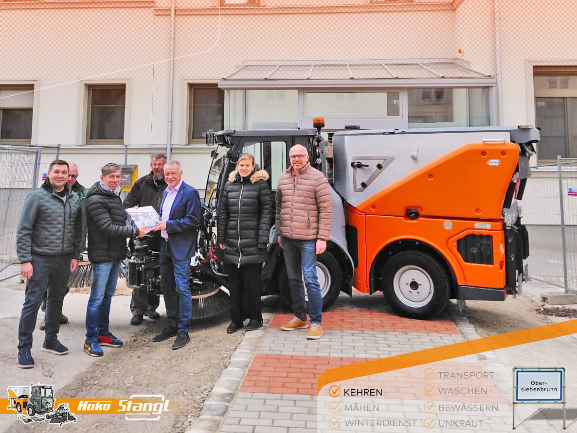 Marktgemeinde Obersiebenbrunn übernimmt neue Hako Citymaster zum Kehren, Kompaktkehrmaschine von Stangl