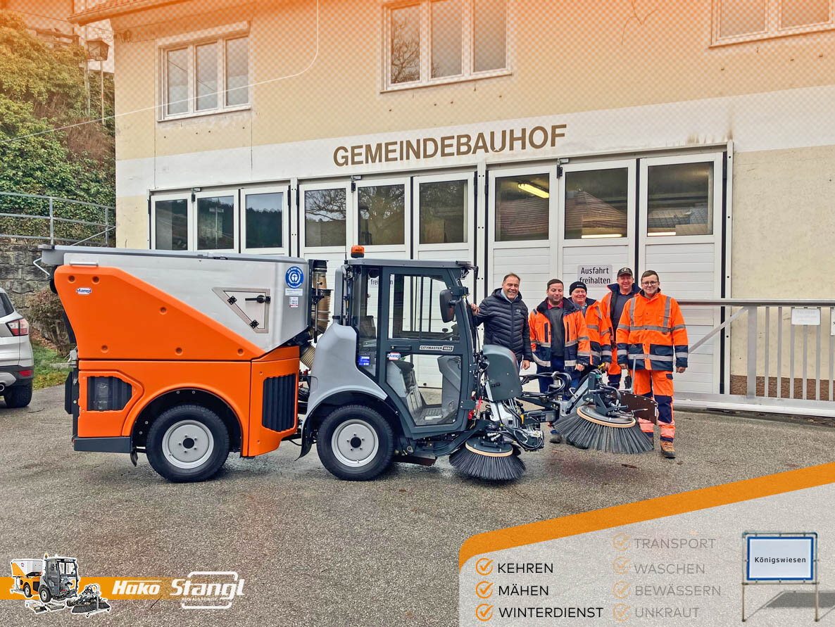 das Bauhof-Team der Marktgemeinde Königswiesen übernimmt eine neue Hako neue Citymaster Kommunalmaschine von Stangl zum Kehren, Mähen und für den Wintertienst