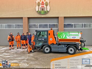 das Bauhofteam der Stadtgemeinde Bad Leonfelden übernimmt den neuen Multicar Geräteträger von Stangl, zum Mähen und für den Wintertdienst