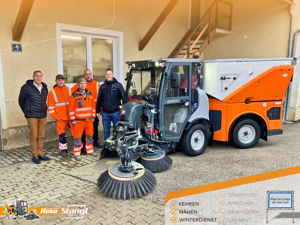Gemeinde Pfarrkirchen bei Bad Hall erhält einen neuen kommunalen Geräteträger von Stangl zum Kehren, Mähen nd für den Winterdienst 