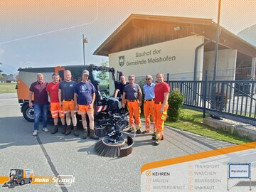 das Bauhofteam der Gemeinde Maishofen erhält eine neue Kompaktkehrmaschine, Straßenkehrmaschine Hako Citymaster 2250 von Stangl