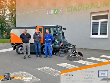 an die Mitarbeiter der Holding Graz wurde eine neue Kompaktkehrmaschine, Typ Hako Citymaster 2250 mit 3-Besen Kehraggragat von Stangl übergeben