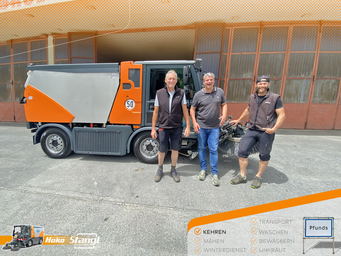an die Bauhofmitarbeiter der Gemeinde Pfunds wurde von Stangl eine neue Hako Kehrmaschine übergeben