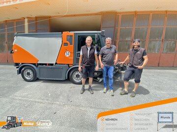 an die Bauhofmitarbeiter der Gemeinde Pfunds wurde von Stangl eine neue Hako Kehrmaschine übergeben
