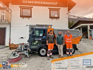 das Bauhofteam der Gemeinde Seefeld in Tirol übernimmt den neuen Geräteträger von Stangl, zum Mähen und für den Winterdienst