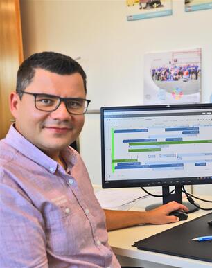 Stangl Serviceleiter Josef Schinwald vor seinem Schreibtisch