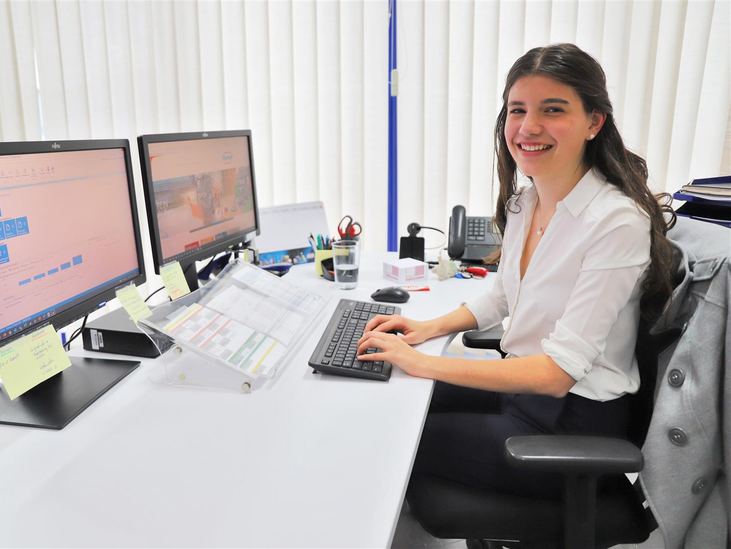 Stangl Lehrling Bürokauffrau Selina Hattinger am Schreibtisch bei der Arbeit