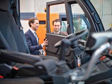 Bundeskanzler Sebastian Kurz besucht Stangl Reinigungstechnik in Straßwalchen